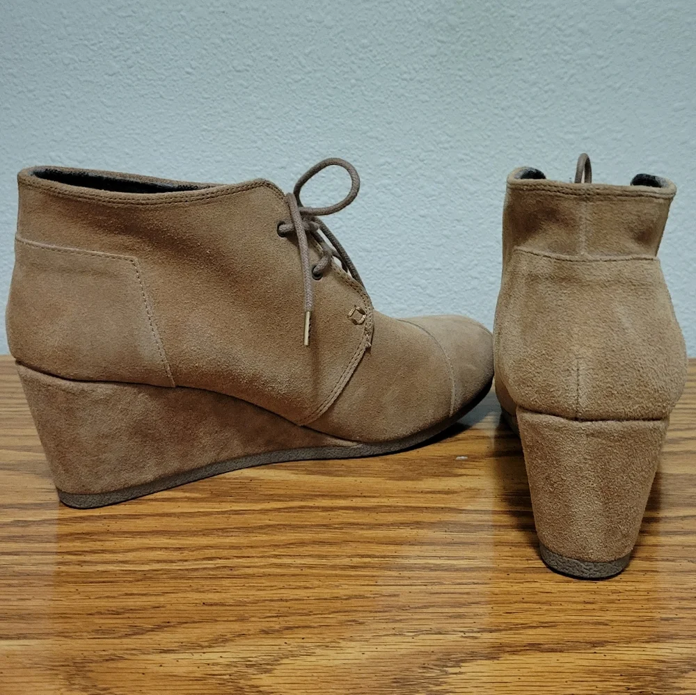 Skechers Memory Foam Women's Lace-up Wedge Heels Tan size 9.5 EUC